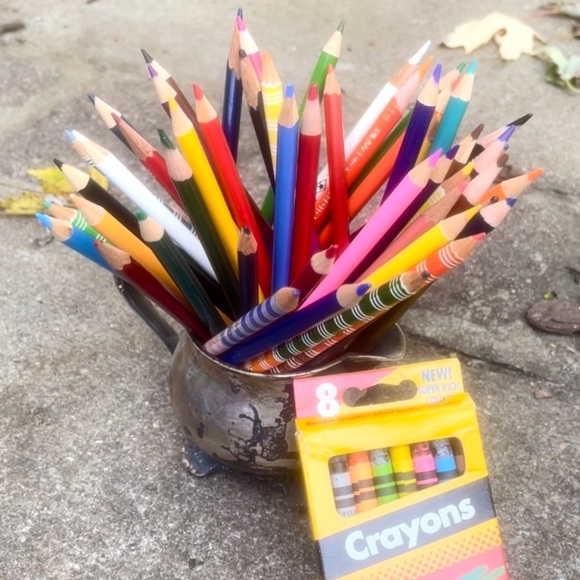 Approx. 51 Colored Pencils and 1 box of crayons. - Picture 4 of 5